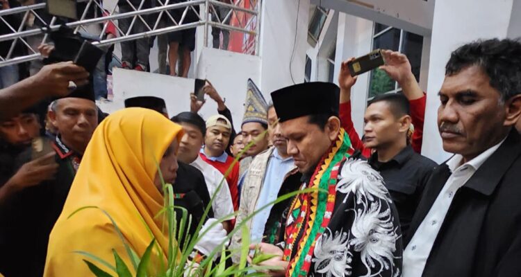 Calon wakil gubernur Aceh Dek Fadh Temui ribuan warga Bener meriah