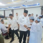 Pj Gubenur Aceh menyerahkan santunan kepada Anak yatim 